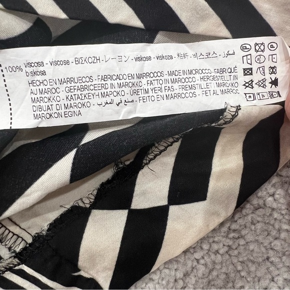 Zara Black and Ivory Pleated Top Women’s Sz M - Picture 5 of 10